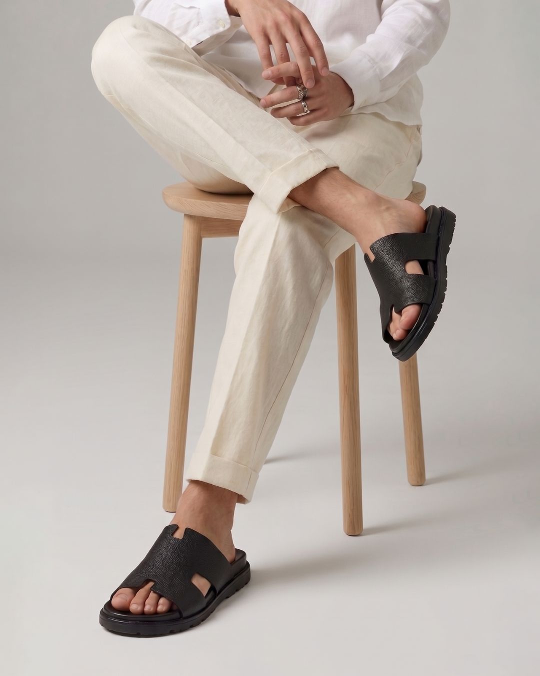 MK H-style Leather Slipper BLK Main image